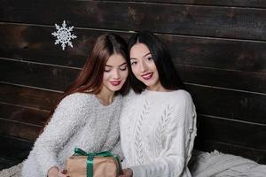 duas lindas garotas no natal foto