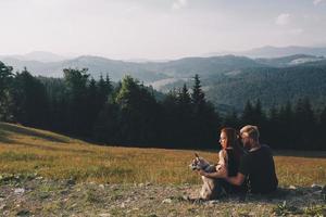 foto de um casal nas montanhas