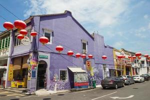 george town, malásia - 12 de fevereiro de 2020. uma das ruas centrais da cidade com edifícios coloridos e lanternas chinesas. foto