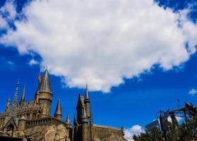 osaka, japão, em 8 de abril de 2019. esta é uma foto do edifício do castelo de hogwarts no estúdio universal japão em osaka.