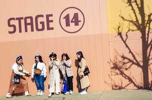 osaka, japão, em 9 de abril de 2019. cinco melhores amigos asiáticos estão tirando fotos em frente à fachada do palco 14 do estúdio universal japão.