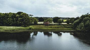 casa solitária perto do lago. foto