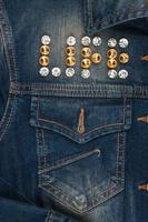 vida da palavra feita de strass na jaqueta jeans foto
