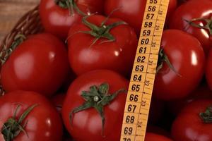 tomates maduros e fita métrica