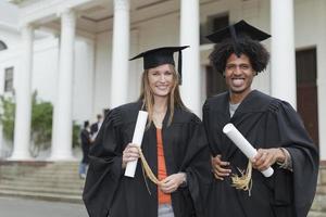 graduados com seus diplomas no campus foto
