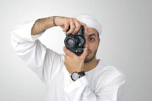 jovem árabe usando segurando sua câmera pronta para filmar,