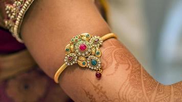 jóias do braço da noiva do sul da Índia foto