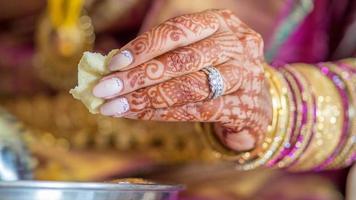 as mãos da noiva do sul da Índia enquanto ela come comida indiana,