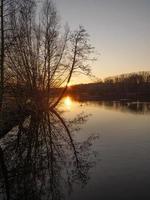 pôr do sol em um lago alemão foto