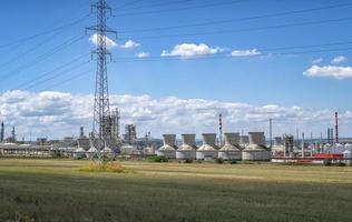 planta de fábrica e conceito de indústria de energia. refinaria de petróleo, gás e petroquímica. negócios de energia e energia foto