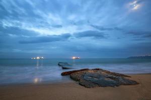 emocionante mar calmo com impressionantes nuvens tempestuosas de manhã cedo foto