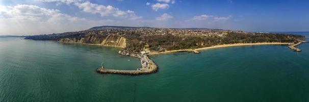 vista aérea do drone do litoral com quebra-mar perto da cidade de varna, bulgária. alta resolução foto