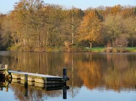 caminhadas em um lago na Vestfália foto