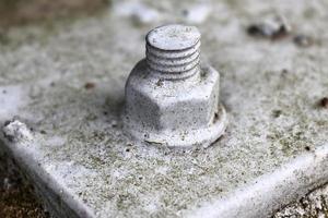 vista detalhada de perto em parafusos de metal em alta resolução. foto