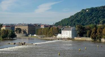 praga, república checa, 2014 vista da ponte charles em direção ao museu kampa em praga foto