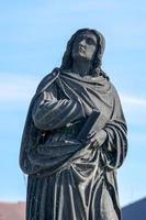 praga, república checa, 2014 estátua da virgem maria na ponte charles em praga foto