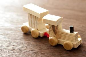 trem de brinquedo de madeira para crianças foto