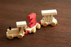 trem de brinquedo de madeira com o número três