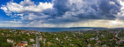 incrível panorama aéreo de um drone de emocionantes nuvens tempestuosas e chuva sobre o mar. foto