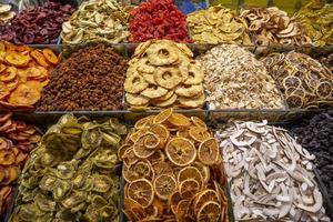 muitas frutas secas fatiadas no mercado. visão horizontal foto