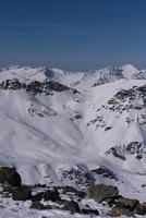 bela paisagem de montanha no inverno foto