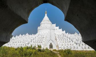 pagode branco mingun em myanmar foto