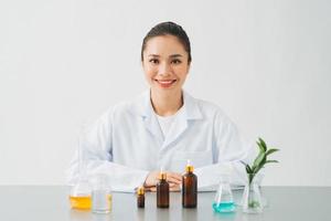 o cientista, dermatologista testando o produto cosmético natural orgânico em laboratório.