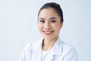 um retrato de médico asiático isolado no fundo branco foto