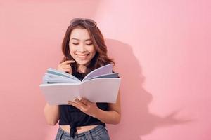 linda mulher lendo um livro foto