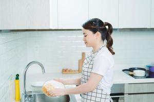 cozinha, mulher, lava-louças foto