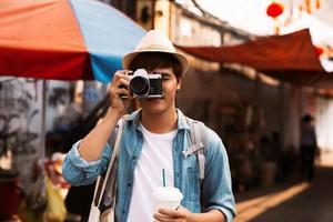 fotógrafo tirando fotos de ruas animadas com restaurantes