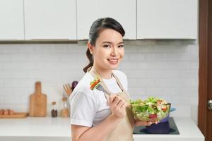 jovem sentada perto da mesa na cozinha foto