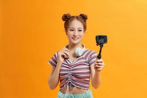 mulher sorridente com câmera de ação foto