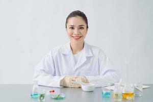 o cientista, dermatologista formula produto cosmético natural orgânico no laboratório foto