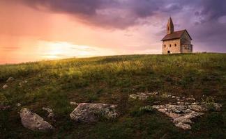 antiga igreja romana ao pôr do sol em drazovce, eslováquia foto