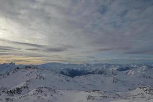 vista panorâmica das montanhas de inverno foto