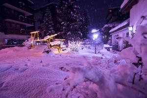 ruas nevadas da aldeia de montanha alpina foto