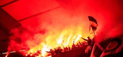 croácia, 2022 - hooligans de futebol com máscara segurando tochas em chamas foto