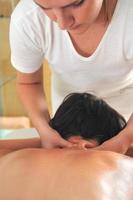 massagem nas costas no spa e centro de bem-estar foto