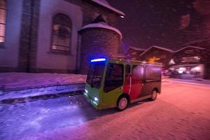 suíça, 2022 - ônibus de táxi elétrico no resort montain de férias sem carros foto