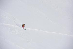 esquiador freeride esquiando na neve em pó profundo foto