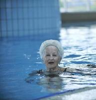 nadador na piscina foto