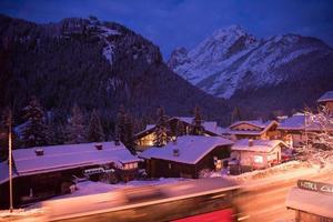 aldeia de montanha nos Alpes à noite foto