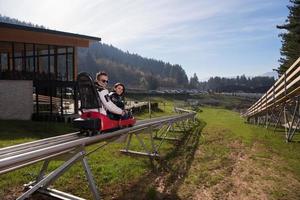 Suécia, 2022 - casal gosta de dirigir na montanha-russa alpina foto