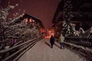 suécia, 2022 - ruas nevadas da aldeia montanhosa alpina foto