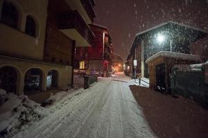 suécia, 2022 - ruas nevadas da aldeia montanhosa alpina foto