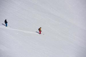 esquiador freeride esquiando na neve em pó profundo foto