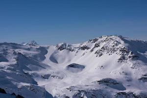 bela paisagem de montanha no inverno foto