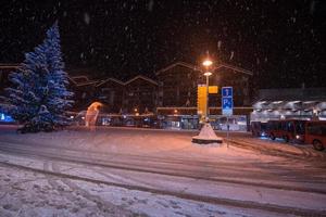 ruas nevadas da aldeia de montanha alpina foto