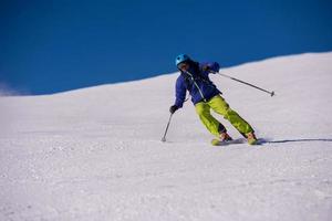 esquiador se divertindo enquanto corre ladeira abaixo foto